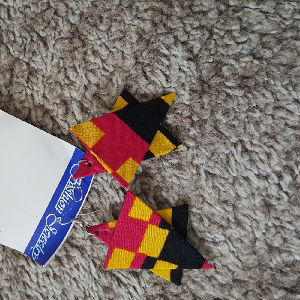 NWT AUTHENTIC EARRING